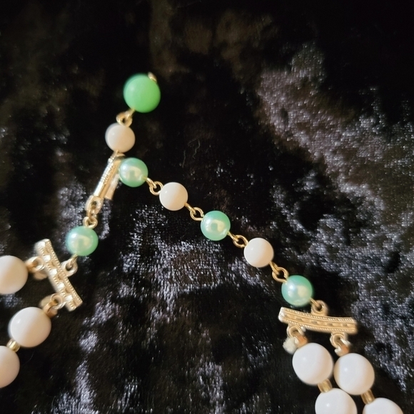 Vintage Double Strand Green and White Beaded Choker Necklace - Picture 5 of 6